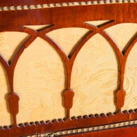 Lustro neogotyckie zdobione tkaniną jedwabną. Drewno mahoniowe, politurowane. I poł. XIX w.